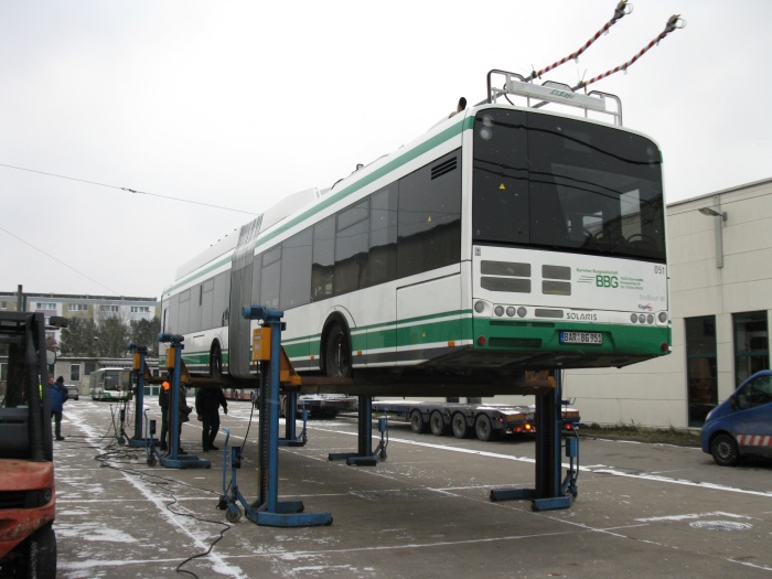 Gelenkobus 051 wird mittels 6 elektrischer Wagenheber angehoben